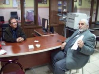 Ayda bir bizimle görüşsün