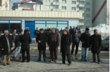 BİM`in önünde siper aldılar