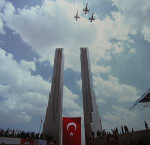 Malazgirt zafer anıtı ve uçak geçişi. Fotoğraf Adem Sönmez