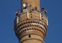 Cami minaresinde telefon görüşmesi yapılıyor.