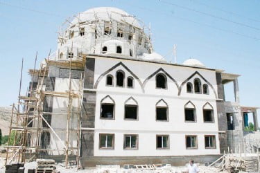 Muş taşı eserleri süslüyor