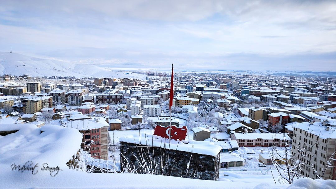 Kale parkından Türk bayrağı ile birlikte Muş'un kış görünümü