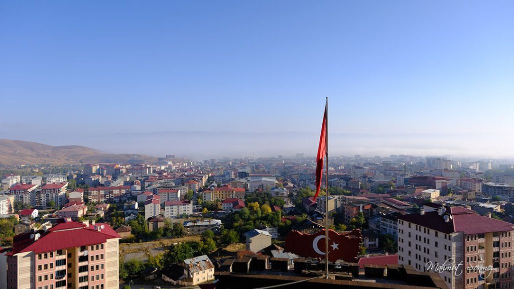 Muş Kalesinden Türk bayrağı ile birlikte Muş Manzarası