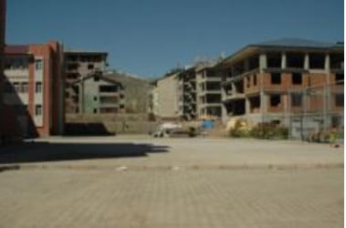 Okul bahçesinde inşaat