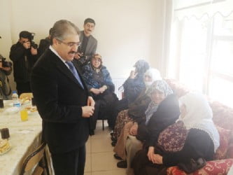 Vali Çınar yaşlıları unutmadı