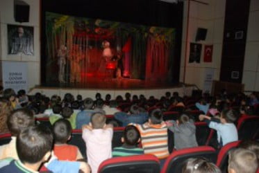 Zorlu çocuk tiyatrosu ‘Oz Büyücüsü’ ile güldürdü
