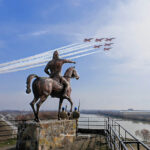 Murat Köprüsünde Alparslan heykeli ve gösteri uçakları