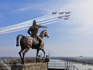Murat Köprüsünde Alparslan heykeli ve gösteri uçakları