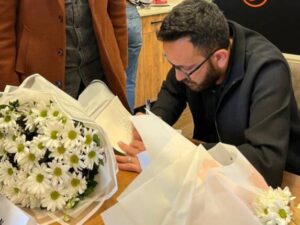 Dr. Yunus Soydan’ın ilk şiir kitabı için Muş’ta imza günü düzenlendi