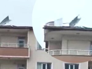 Kuvvetli Rüzgar Muş’ta Çatıları Uçurdu