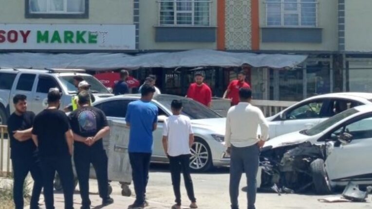 Muş’ta Otomobil ile Pikap Çarpıştı: Maddi Hasar Meydana Geldi
