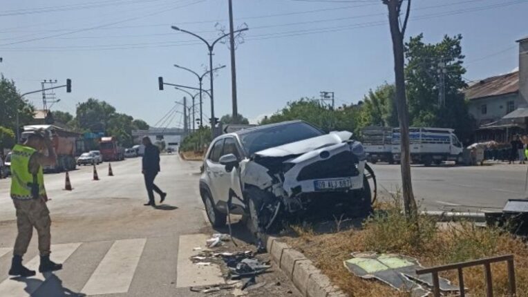 Muş’un Yaygın Beldesinde Trafik Kazası: 3 Kişi Yaralandı