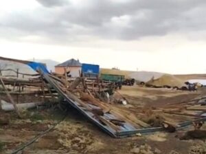 Malazgirt’te Şiddetli Fırtına Ev ve Ahırların Çatısını Uçurdu