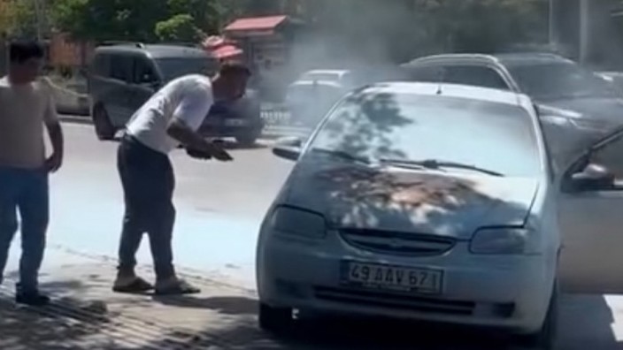 İstasyon Caddesi’nde otomobil yangını paniğe neden oldu