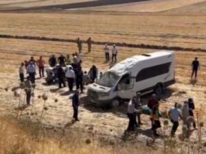 Malazgirt yolunda minibüs şarampole yuvarlandı: 10 yaralı