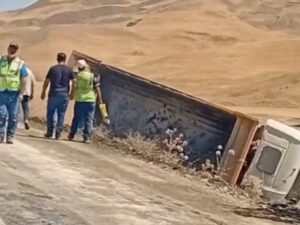 Muş’ta Hafriyat Kamyonu Şarampole Yuvarlandı